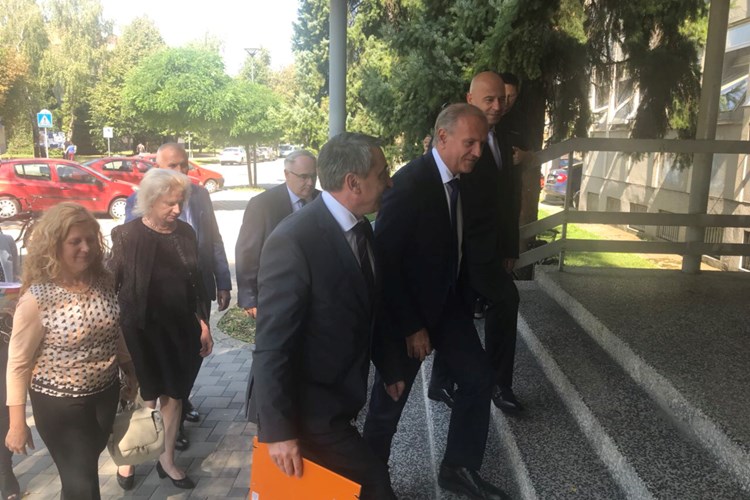 Slika /slike/vijesti naslovnica/18-09-2018-dodjela bespovratnih sredstava za projekt energetske obnove zgrade Općinskog suda u Slavonskom Brodu/IMG_1054.JPG